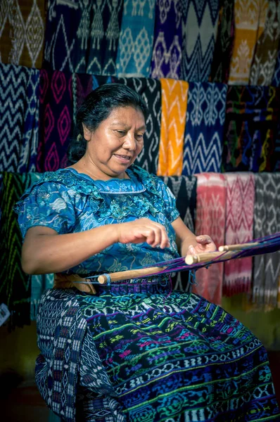 Lago Atitlán Guatemala Febrero 2020 Mujer Maya Tejiendo Telas Coloridas — Foto de Stock