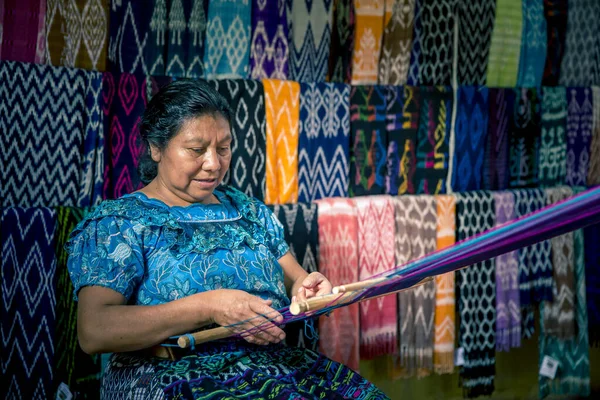 Lake Atitlan Guatemala Fevereiro 2020 Mulher Maia Tecendo Tecidos Coloridos — Fotografia de Stock