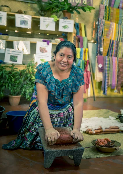 Озеро Атітлан Гватемала Фебруарій 2020 Жінка Майя Показує Барвник Виробляється — стокове фото