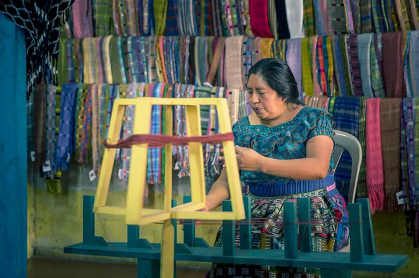 Lago Atitlán Guatemala Febrero 2020 Mujer Maya Tejiendo Telas Coloridas —  Fotos de Stock