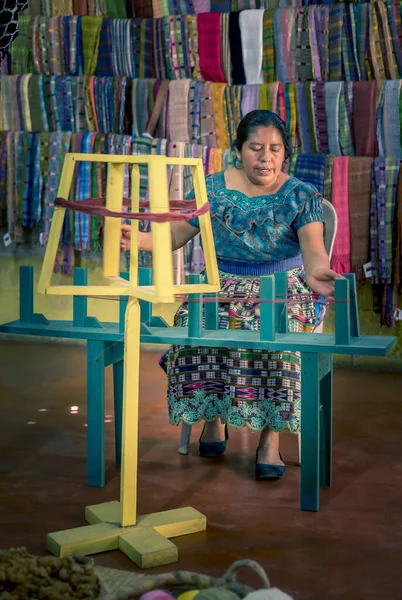 Lake Atitlan Guatemala Fevereiro 2020 Mulher Maia Tecendo Tecidos Coloridos — Fotografia de Stock