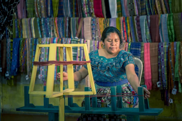 Lake Atitlan Guatemala Februari 2020 Maya Vrouw Weeft Kleurrijke Traditionele — Stockfoto