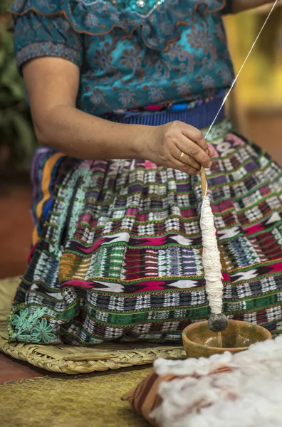为编织织物准备纱线的玛雅人妇女 — 图库照片
