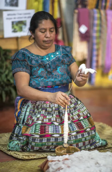 Jezero Atitlan Guatemala Února 2020 Mayská Žena Spřádá Přízi — Stock fotografie