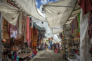 chichicastenango, Guatemala, 27 Şubat 2020: Geleneksel pazarda Maya insanları el sanatları satıyor ve satın alıyorlar