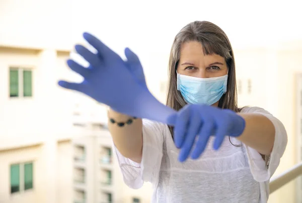 Retrato Mulher Madura Máscara Médica Luvas Sua Varanda Auto Isolamento — Fotografia de Stock