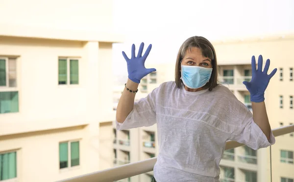 Porträt Einer Reifen Frau Medizinischer Maske Auf Ihrem Balkon Selbstisolierung — Stockfoto