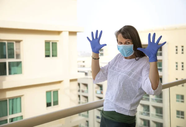 Porträt Einer Reifen Frau Medizinischer Maske Auf Ihrem Balkon Selbstisolierung — Stockfoto