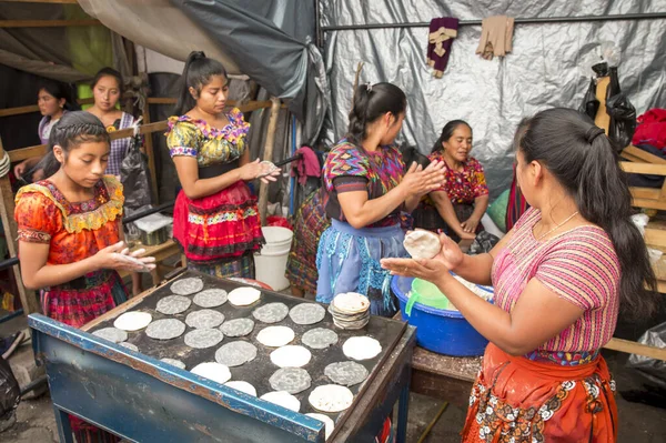 Chichicastenango Γουατεμάλα Φεβρουαρίου 2020 Κυρίες Των Μάγια Στις Παραδοσιακές Τορτίγιες — Φωτογραφία Αρχείου