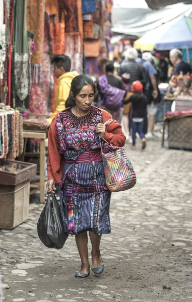 Chichicastenango Guatemala Února 2020 Mayská Žena Tradičním Trhu Prodává Nakupuje — Stock fotografie
