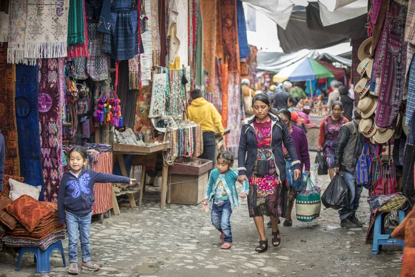 Chichicastenango Guatemala Helmikuuta 2020 Mayat Perinteisillä Markkinoilla Myyvät Ostavat Käsitöitä — kuvapankkivalokuva