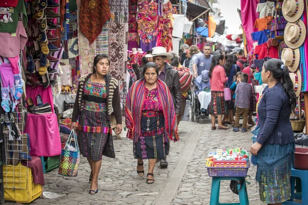 Chichicastenango Guatemala Února 2020 Mayové Tradičním Trhu Prodávají Nakupují Řemesla — Stock fotografie