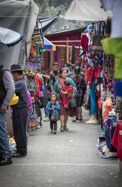 Chichicastenango Guatemala Února 2020 Mayové Tradičním Trhu Prodávají Nakupují Řemesla — Stock fotografie