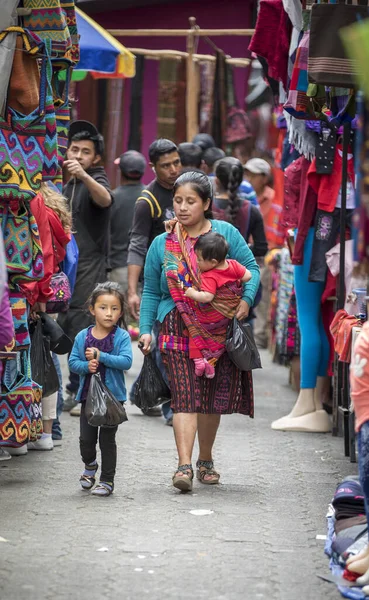 Chichicastenango Guatemala Února 2020 Mayové Tradičním Trhu Prodávají Nakupují Řemesla — Stock fotografie