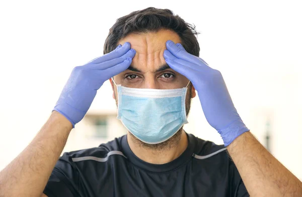 Retrato Homem Maduro Máscara Médica Sua Varanda Auto Isolamento Conceito — Fotografia de Stock