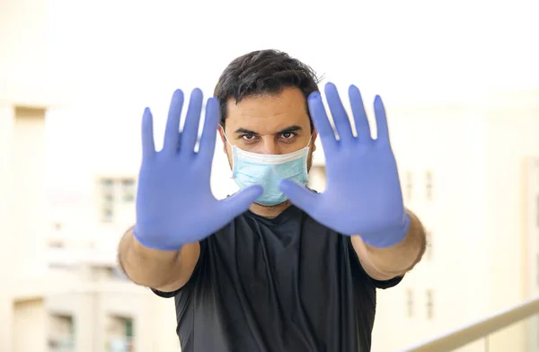 Retrato Homem Maduro Máscara Médica Sua Varanda Auto Isolamento Conceito — Fotografia de Stock