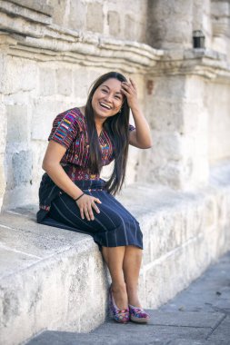 Panajachel, Guatemala 'da geleneksel kıyafetli Mayalı kadın.