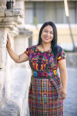 Panajachel, Guatemala 'da geleneksel kıyafetli Mayalı kadın.