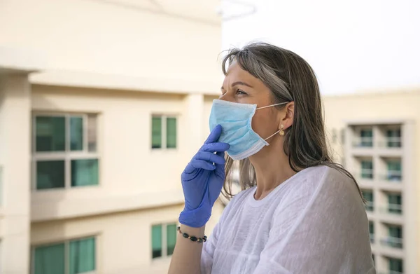 Nahaufnahme Porträt Einer Reifen Frau Gummihandschuhen Und Medizinischer Maske Auf — Stockfoto