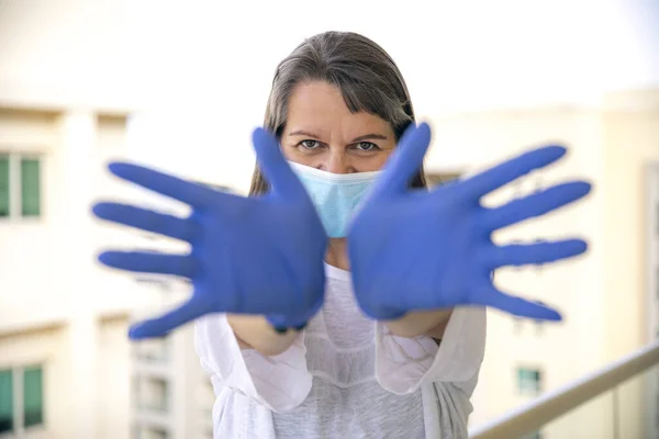 Close Retrato Mulher Madura Luvas Borracha Máscara Médica Varanda — Fotografia de Stock