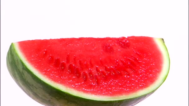 Viertel Wassermelone dreht sich auf weißem Hintergrund — Stockvideo