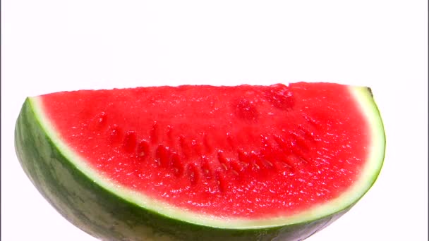Kvartalet vattenmelon roterande på vit bakgrund — Stockvideo