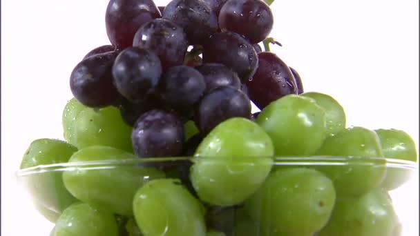 Winogrona na wazon obracających się na białe tło — Wideo stockowe