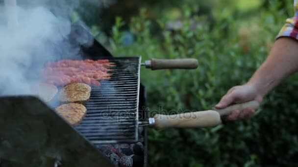 Mans hands prepring food on grill — Stock Video