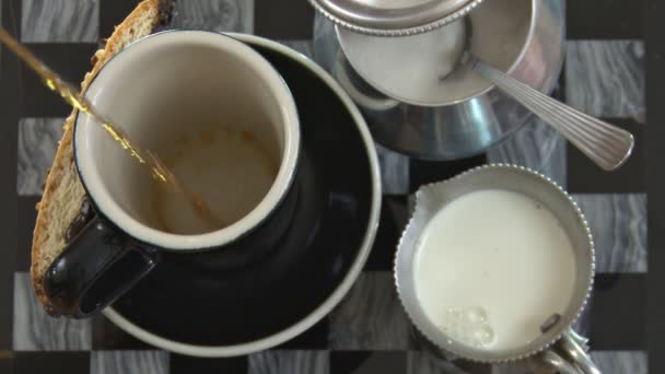 Verter el café en la taza — Vídeos de Stock