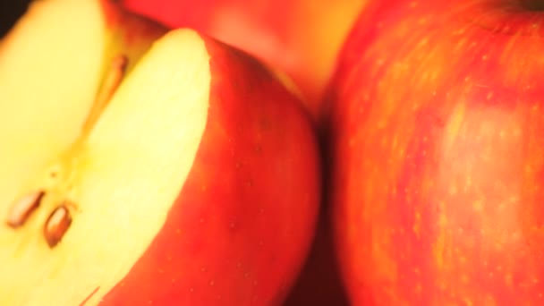 Rotierender Apfel halb aus nächster Nähe — Stockvideo
