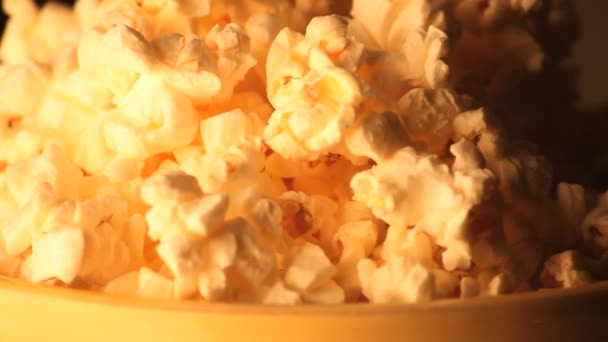 Roterande skål med popcorn närbild — Stockvideo