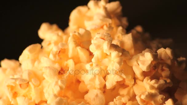 Roterende popcorn close-up — Stockvideo