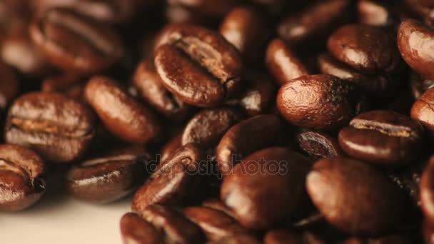 Rotating spilled coffee beans close-up — Stock Video