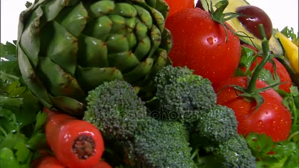 Blandade grönsaker som roterar på vit bakgrund — Stockvideo