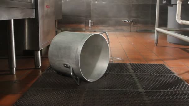 Tiro de panela derrubada no chão da cozinha fumegante — Vídeo de Stock