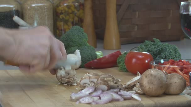 Slicing up mushrooms — Stock Video