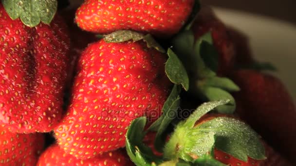 Erdbeeren langsam drehen — Stockvideo