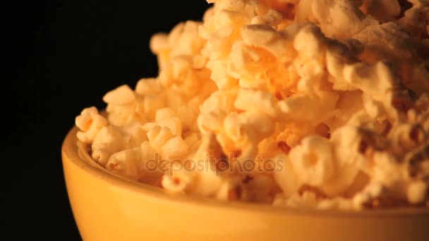 Draaiende kom popcorn ingezoomd — Stockvideo