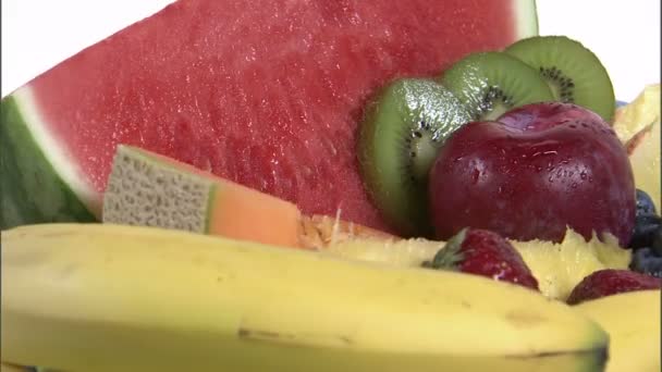Крутящаяся тарелка с различными фруктами — стоковое видео