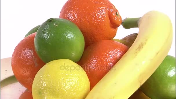 Plaque tournante avec assortiment de fruits — Video