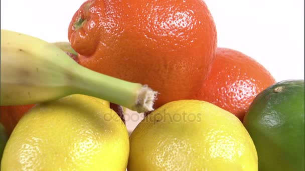 Snurrande tallrik med diverse frukt — Stockvideo