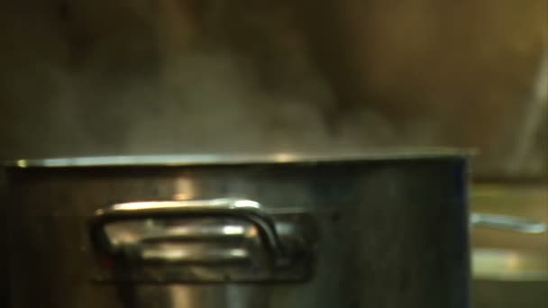 El vapor viene de la olla de metal en la estufa — Vídeos de Stock