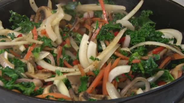 Ανάδευση και μαγείρεμα veggies γκρο πλαν — Αρχείο Βίντεο