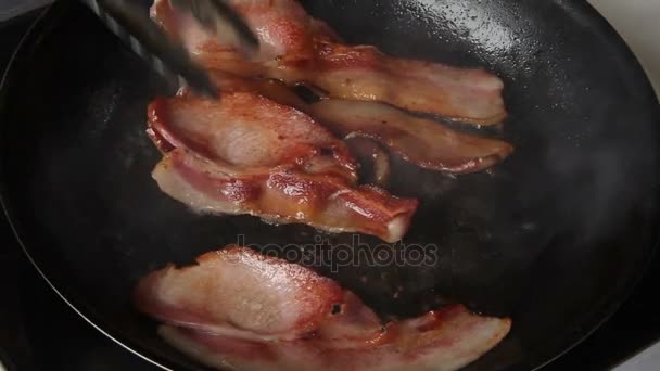 Bacon de corte grosso transformado em frigideira — Vídeo de Stock