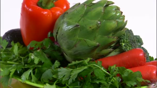 Zoom en verduras surtidas girando — Vídeo de stock