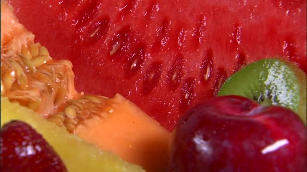 Σμίκρυνση ανάμεικτων φρούτων περιστρεφόμενη σε λευκό φόντο — Αρχείο Βίντεο
