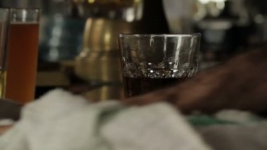 Barmen bira gözlük alır paraları mendil.