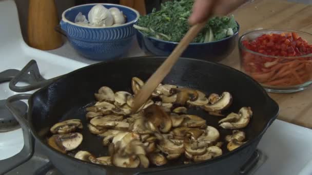 Cozinhar cogumelos em uma frigideira — Vídeo de Stock