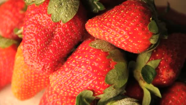 Fresas que giran lentamente brillantes — Vídeos de Stock