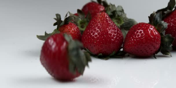 Manojo de fresas con una sola rodando — Vídeos de Stock